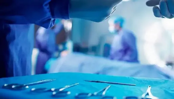 ജോലി കഴിഞ്ഞെത്തുന്ന അച്ഛനെ സ്വീകരിക്കാന്‍ ജനലില്‍ കയറിനിന്ന നാല് വയസുകാരി താഴെ വീണ് മരിച്ചു