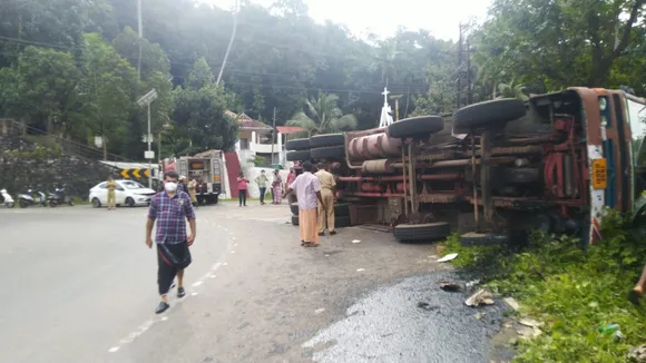 പാലാ-തൊടുപുഴ റോഡിൽ അപകടം;വെയിറ്റിംഗ് ഷെഡ് തകർന്നു