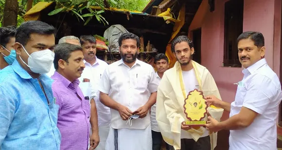 അഖിലേന്ത്യ വടംവലി മത്സരത്തിൽ വനിതാ വിഭാഗത്തിൽ സ്വർണ്ണ മെഡൽ നേടിയ സ്നേഹയെയും, വ്യത്യസ്ത രീതിയിലുള്ള ചിത്രങ്ങൾ വരച്ച് ഏഷ്യബുക്ക് ഓഫ് റെക്കോർഡ്‌സിൽ ഇടംനേടിയ പ്രവീൺ പരമനേയും യൂത്ത് കോൺഗ്രസ് നെന്മാറ മണ്ഡലം കമ്മിറ്റി ആദരിച്ചു
