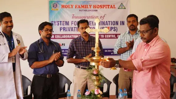 മുതലക്കോടം ഹോളി ഫാമിലി ആശുപത്രിയില്‍ ക്ഷയരോഗമരുന്നുകള്‍ വിതരണം ചെയ്യുന്നു