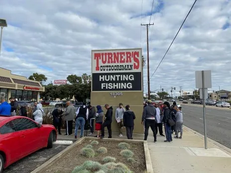 ടോയ്‌ലറ്റ് പേപ്പറിന് മാത്രമല്ല ഗണ്‍ വാങ്ങുന്നതിനും വന്‍ തിരക്ക് !