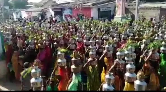 കൊവിഡിനെ തുരത്താന്‍ നടത്തിയ മതഘോഷയാത്രയില്‍ പ്രോട്ടോക്കോളുകള്‍ ലംഘിച്ച് പങ്കെടുത്തത് നൂറുകണക്കിന് ആളുകള്‍ ! ഗുജറാത്തില്‍ 23 പേര്‍ അറസ്റ്റില്‍; വീഡിയോ