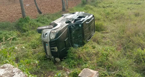 കാര്‍ പാടത്തേക്ക് മറിഞ്ഞ് അപകടം;  യാത്രക്കാര്‍ പരിക്കേല്‍ക്കാതെ രക്ഷപെട്ടു