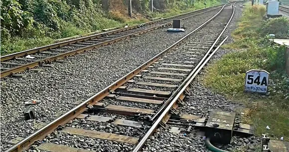 തൃശൂരിൽ ട്രാക്ക് പരിശോധനയ്ക്കിടെ റെയില്‍വേ ജീവനക്കാരന്‍ തീവണ്ടി തട്ടി മരിച്ചു; ; ഒരാളുടെ നില ഗുരുതരം
