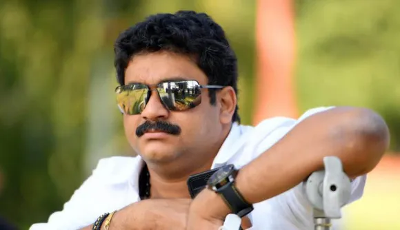 വിദ്യാര്‍ത്ഥിയെ വേദിയില്‍ കൂവിപ്പിച്ച സംഭവം: ടൊവിനോയ്ക്ക് പിന്തുണയുമായി നിര്‍മാതാവ്, മാപ്പ് പറയണമെന്ന് എം.എല്‍.എ