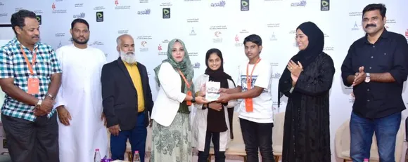 ഫാത്തിമ ഷെരീഫയുടെ കവിതാ സമാഹാരം ആദിൽ അബ്ദുൽ സലാമിന് നൽകി പ്രകാശനം ചെയ്തു