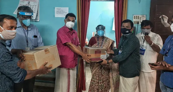 പൗരസമിതി ഫേസ് ഷീൽഡ്, മാസ്കുകൾ ഉൾപ്പടെ വിതരണം നടത്തി