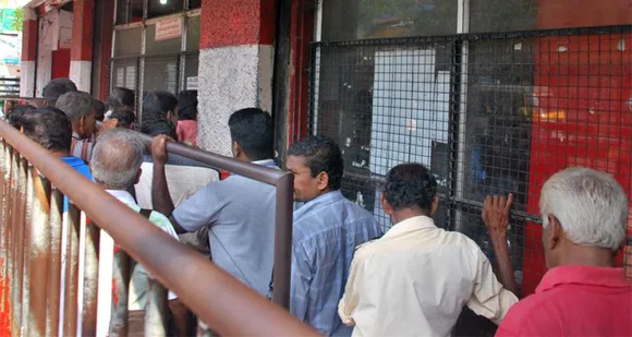 ലോകത്ത് ഇത്രയും വികലമായ ഒരു മദ്യനയം കേരളത്തിലല്ലാതെ മറ്റെങ്ങും കാണില്ല ! ഇത് ആരെ സഹായിക്കനാണ് ? ബാർ മുതലാളിമാരെയോ ? ഇടത് പറയുന്നൂ 'മദ്യവർജനം', വലത് പറയുന്നത് ' ഘട്ടം ഘട്ടമായ മദ്യനിരോധനം' എന്നാൽ രണ്ടും തട്ടിപ്പാണ്...