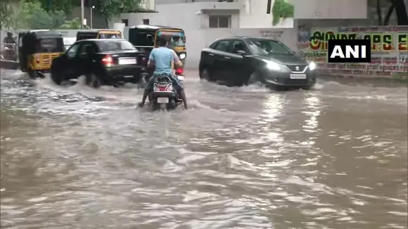 നിവാര്‍ ചുഴലിക്കാറ്റ് അടുത്ത ആറു മണിക്കൂറിനുള്ളില്‍ ശക്തി പ്രാപിക്കും; തമിഴ്‌നാട്ടില്‍ കനത്ത മഴ