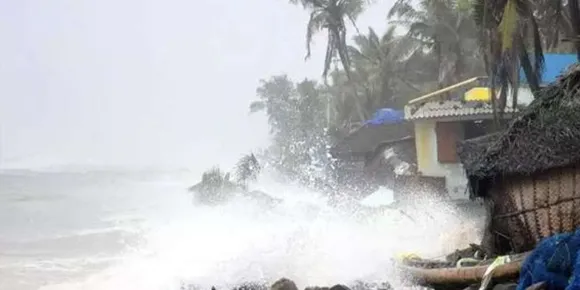 കലിതുള്ളി പെരുമഴ! ദുരിതപെയ്ത്തിൽ തീരദേശ മേഖലയിൽ വ്യാപക നാശനഷ്ടം