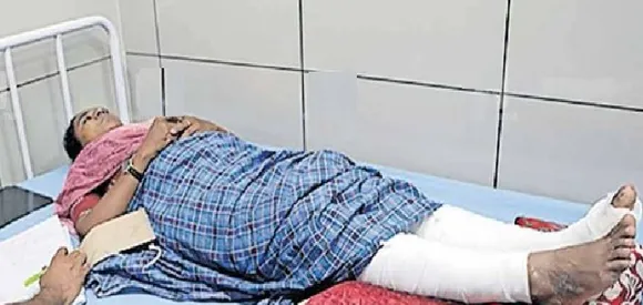 മദ്യലഹരിയിൽ അമിത വേഗത്തിൽ കാർ ഓടിച്ചു വന്ന് ബൈക്ക് യാത്രികനെ ഇടിച്ചു വീഴ്ത്തി, അപകടം ചോദ്യം ചെയ്ത യാത്രികന്റെ മുക്ക് ഇടിച്ചു പൊട്ടിച്ചു; സംഭവം കണ്ടു വന്ന വനിത കൗൺസിലറുടെ കാലുകളിലൂടെ കാർ കയറ്റിയിറക്കി; പ്രവാസി വ്യവസായി കസ്റ്റഡിയിൽ