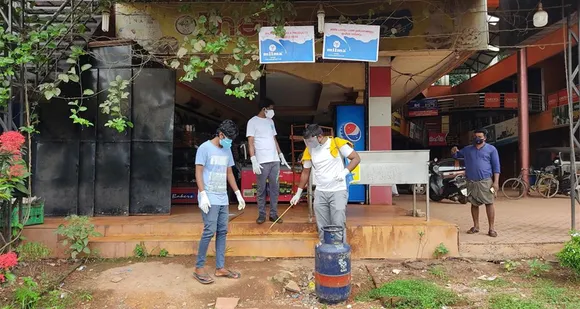 ഡിവൈഎഫ് ഐ പ്രവർത്തകർ പൊതു സ്ഥലങ്ങള്‍ അണുവിമുകതമാക്കി