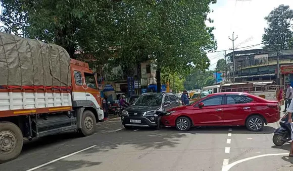 ഭരണങ്ങാനത്ത് കാറുകള്‍ കൂട്ടിയിടിച്ച് അപകടം