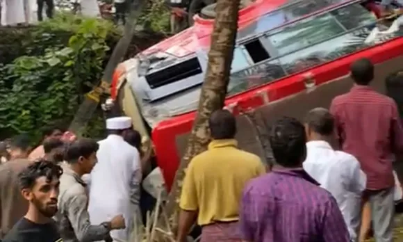 കൊണ്ടോട്ടിയിൽ ബസും ലോറിയും കൂട്ടിയിടിച്ച് ബസ് മറിഞ്ഞ് അപകടം; യാത്രക്കാർക്ക് പരിക്ക്