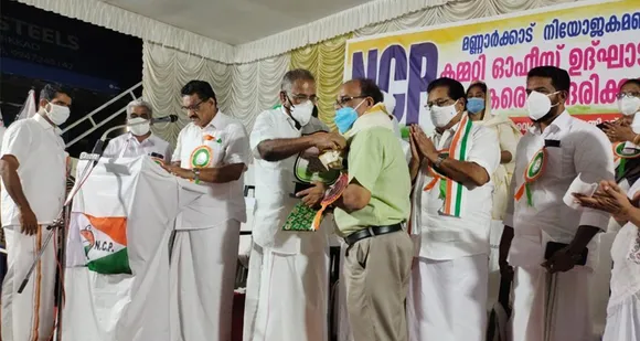 എടത്തനാട്ടുകര ഓറിയന്റൽ ഹൈസ്‌കൂൾ അധ്യാപകൻ അച്യുതൻ മാസ്റ്റർക്ക്‌ വനം വകുപ്പ് മന്ത്രി എ.കെ ശശീന്ദ്രൻ 'കർമ ശ്രേഷ്ഠ' പുരസ്‌ക്കാരം സമ്മാനിച്ചു