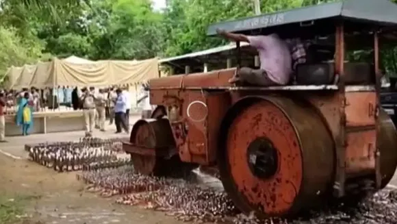 ലോക്ഡൗണിനിടയില്‍ പിടിച്ചെടുത്ത മദ്യകുപ്പികൾ റോഡ്റോളർ കയറ്റി നശിപ്പിച്ച് ആന്ധ്രാ പൊലീസ്