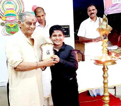 എന്തുകൊണ്ടോ ശൗരി കണ്ണൂനീരണിഞ്ഞു; ധീരനായ ചെന്താമരക്കണ്ണനുണ്ടോ കരഞ്ഞിട്ടുള്ളൂ....ഭഗവാൻ കൃഷ്ണനെ കരയിച്ച സഹപാഠി കുചേലൻ കൊച്ചു കണ്ണനു മുന്നിൽ ആനന്ദക്കണ്ണീരൊഴുക്കി !!!