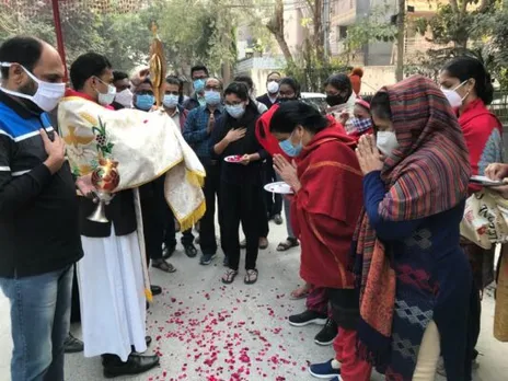 ഡല്‍ഹി ടാഗോർ ഗാർഡൺ നിർമ്മൽ ഹൃദയ സീറോ മലബാർ പള്ളിയിൽ പരിശുദ്ധ മാതാവിന്റെ 100 ദിന തിരുനാളിനോടനുബന്ധിച്ച് ദിവ്യകാരുണ്യ പ്രദക്ഷിണം നടത്തി