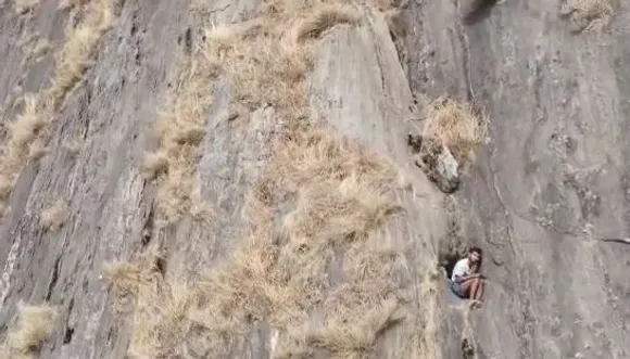 മലമ്പുഴ ചെറാട് കൂറമ്പാച്ചിമലയിടുക്കിൽ കുടുങ്ങിയ യുവാവിനെ രക്ഷിക്കാനുള്ള പ്രവർത്തനങ്ങൾ വിഫലമാകുമോ..