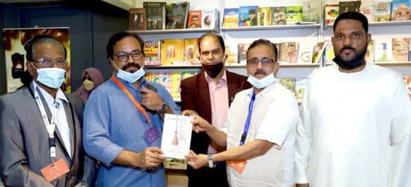 ഷാർജ പുസ്തകമേള; പ്രശസ്ത എഴുത്തുകാരി ഭാഷാസിംഗ് എഴുതിയ ശക്തമായ പുസ്തകത്തിന്റെ മലയാളം പതിപ്പ് 'കാണാമറയത്തെ ഇന്ത്യ' ഷാർജ ഇന്ത്യൻ അസോസിയേഷൻ ജനറൽ സെക്രട്ടറി അബ്ദുല്ല മല്ലിച്ചേരി പ്രകാശനം ചെയ്തു