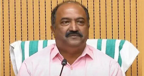 യഥാർത്ഥത്തിൽ പെട്രോളിയം വില കേന്ദ്രം വർദ്ധിപ്പിച്ചപ്പോൾ അതിന്റെ ഗുണഭോക്താവ് ആരാണ്? എന്നിട്ട് രാവിലെ വായ തുറന്നാൽ കേന്ദ്രത്തേയും മോദിയേയും കുറ്റം പറയും. കിട്ടണ ലാഭം പോക്കറ്റിലിടും. ഇതിനാണ് ഇരട്ടത്താപ്പ് അല്ലെങ്കിൽ കാപട്യം എന്ന് പറയുന്നത്. പറയുന്ന കാര്യങ്ങളിൽ തരിമ്പെങ്കിലും ആത്മാർത്ഥത ഉണ്ടെങ്കിൽ മിസ്റ്റർ ബാലഗോപാൽ നിങ്ങൾ 2 രൂപയെങ്കിലും ലിറ്ററിന് കുറയ്ക്കൂ... പ്രതികരണത്തില്‍ തിരുമേനി