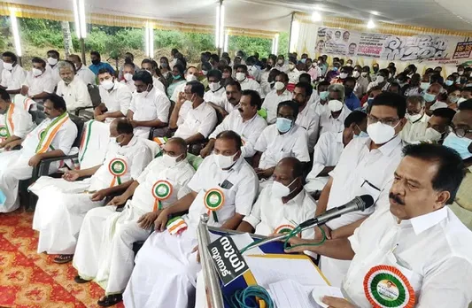 കേരള ജനതയുടെ ആവാസവ്യവസ്ഥയ്ക്കും പരിസ്ഥിതിക്കും കോട്ടം തട്ടുന്ന ഒരു പദ്ധതിയാണ് കെ റെയിൽ പദ്ധതി; ഏകദേശം 2000 ഹെക്ടർ ഭൂമിയാണ് ഈ പദ്ധതിക്കുവേണ്ടി സർക്കാർ ഏറ്റെടുക്കാൻ ഉദ്ദേശിക്കുന്നത്; അത് ഇല്ലാതാക്കുന്നത് ഏകദേശം 20000 കുടുംബങ്ങളുടെ പാർപ്പിടങ്ങൾ ആണ്-രമേശ് ചെന്നിത്തല