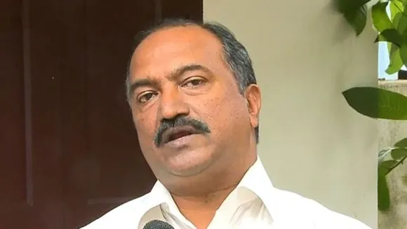 ഏതാനും മാസങ്ങളായി ഒരു ലിറ്റർ ഡീസലിനും പെട്രോളിനും മേൽ 30 രൂപയിലധികം പ്രത്യേക നികുതിയും സെസും കേന്ദ്ര ഗവൺമെന്റ് ചുമത്തിയിരുന്നു; ഇപ്പോൾ ഈ കുറവ് വരുത്തിയത് രാജ്യത്താകെ ഉയർന്നുവന്ന ജനരോഷത്തിൽ നിന്നും  താൽക്കാലികമായി മുഖം രക്ഷിച്ചെടുക്കാന്‍-ധനമന്ത്രി