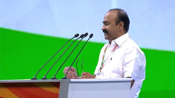 രോഗബാധിതരുടെ ഫോണ്‍ ചോര്‍ത്തുന്ന നടപടിക്കെതിരെ വി.ഡി സതീശന്‍ ഇവിടെ ആര്‍ക്കാണ് സ്റ്റാലിന്റെ പ്രേതം ബാധിച്ചിരിക്കുന്നത്.