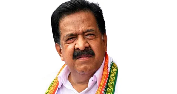 പ്രതിപക്ഷ നായകനെന്ന നിലയില്‍ കെ കരുണാകരനെയും വിഎസിനെയും വരെ കടത്തിവെട്ടി. സര്‍ക്കാരിനെ ഇത്രയേറെ മുള്‍മുനയില്‍ നിര്‍ത്തിയ മറ്റൊരു പ്രതിപക്ഷ നേതാവില്ല. പിടിവാശിയും ദുശാഠ്യങ്ങളും ഉപേക്ഷിച്ച് ഇരട്ട ചങ്കന്‍ പോലും പതറിയ അവസരങ്ങള്‍ നിരവധി ! ആയുധങ്ങള്‍ കണ്ടെത്തി ശത്രുവിനെ ആക്രമിക്കുന്നതില്‍ അഗ്രഗണ്യനെന്ന് ഖ്യാതി നേടിയിട്ടും… തിരുമേനി എഴുതുന്നു