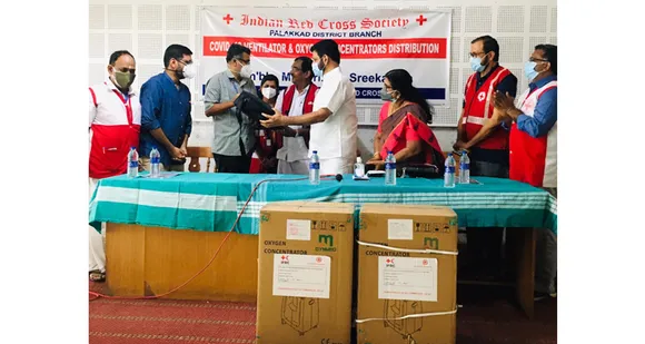 പാലക്കാട് ജില്ലാ ആശുപത്രിയിലേക്ക് വെൻറിലേറ്ററും ഓക്സിജൻ കോണ്‍സന്‍ട്രേറ്ററും നൽകി
