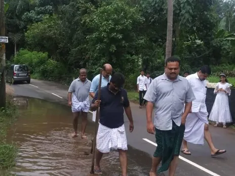 രാമപുരം മരങ്ങാട് റോഡിലെ വെള്ളക്കെട്ട്: സ്വകാര്യ വ്യക്തി റോഡിൽ നിന്നുള്ള ഓവ് അടച്ചതിനാലെന്ന പരാതിയുമായി പരിസരവാസികൾ. വെള്ളക്കെട്ട് വിഷയം തീർക്കാൻ പോലീസും