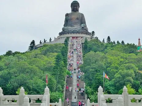 ഹോംങ്കോംഗിലെ 'ടിയാൻ ടൻ ബുദ്ധ' പ്രതിമ. 112 അടി ഉയരത്തിൽ സ്ഥിതിചെയ്യുന്ന ഇവിടെയ്ക്കെത്താന്‍ 268 പടികൾ കയറണം