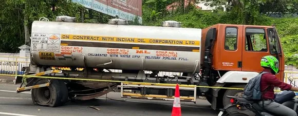 ചെങ്ങന്നൂരിൽ കാറും ടാങ്കര്‍ ലോറിയും കൂട്ടിയിടിച്ചു; ദമ്പതികളും മകനും ഉള്‍പ്പെടെ നാലു പേര്‍ക്കു പരിക്ക്, ഇടിയുടെ ആഘാതത്തില്‍ തെറിച്ചു പോയ കാര്‍ പിന്നാലെ എത്തിയ ലോറിയിലും ഇടിച്ചു