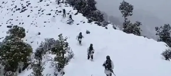 സല്യൂട്ട്! കനത്ത മഞ്ഞുവീഴ്ചയിലും കര്‍മ്മനിരതരായി ഇന്ത്യന്‍ സൈനികര്‍; ഇതാ വൈറല്‍ വീഡിയോ
