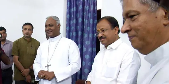 തെരഞ്ഞെടുപ്പായാൽ മതസാമുദായിക വിഭാഗങ്ങളെ പാട്ടിലാക്കുന്ന കേരള ആചാരം രാഷ്ട്രീയത്തിലെ കാലഹരണപ്പെട്ട ടൂൾ ? അരമനകളും സമുദായ പ്രമാണിമാരുടെ തിണ്ണകളും നിരങ്ങാതെ ഡൽഹിയിലും പഞ്ചാബിലും ആ ആദ്മി നടത്തിയ മുന്നേറ്റം കണ്ടിട്ടും പഠിക്കാതെ കേരള നേതാക്കൾ. ബിഷപ്പുമാരും സമുദായ നേതാക്കളും പറഞ്ഞാൽ ഇക്കാലത്തും ജനം വോട്ട് ചെയ്യുമെന്ന് വിശ്വസിക്കുന്നവർ മലയാളികളെക്കൊണ്ടും ചൂലെടുപ്പിക്കുമോ ?