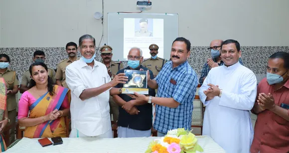 സ്ഥലം മാറ്റം ലഭിച്ച് പോകുന്ന പാലക്കാട് ജില്ലാ ജയില്‍ സൂപ്രണ്ട് കെ. അനില്‍ കുമാറിന് യാത്രയയപ്പ് നൽകി
