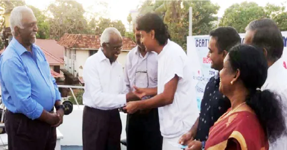ഡോ. ബോബി ചെമ്മണൂരിന് അന്താരാഷ്ട്ര പവര്‍ ബോട്ട് ഹാന്‍ഡിലിംഗ് സര്‍ട്ടിഫിക്കറ്റ്‌