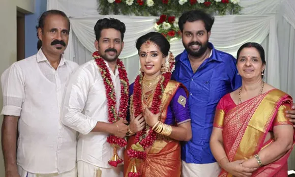 ആ കാർ കാണുമ്പോൾ സങ്കടം സഹിക്കാൻ വയ്യ. എന്റെ മകളുടെ ജീവനെടുത്ത കാറാണത്. ഈ കാറിനെച്ചൊല്ലിയാണ് പൊന്നുപോലുള്ള വിസ്മയയെ കിരൺ കുരുതികൊടുത്തത്. പൂജപ്പുര സെൻട്രൽ ജയിലിൽ അവൻ അഴിയെണ്ണുന്നത് കണ്ടപ്പോൾ ആശ്വാസം. വിസ്മയയ്ക്ക് സത്രീധനമായി നൽകിയ ടൊയോട്ട യാരിസ് കാർ വിറ്റ് ഓഡി കാർ വാങ്ങി പിതാവ് ത്രിവിക്രമൻ നായർ. സർക്കാർ ഉദ്യോഗസ്ഥരെ മകൾക്ക് വരനായി കിട്ടാൻ കിലോക്കണക്കിന് സ്വർണവുമായി നടക്കുന്ന മാതാപിതാക്കൾ വായിച്ചറിയേണ്ട കഥ