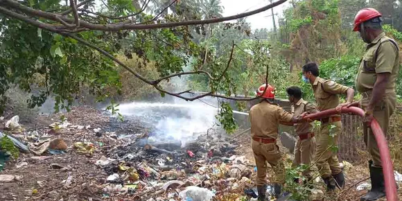 പാലക്കാട് നഗരത്തിൽ മാലിന്യ കൂമ്പാരത്തിന് തീപിടിച്ചു. ആരോഗ്യ വകുപ്പ് ഉദ്യോഗസ്ഥരും ഫയർഫോഴ്സും സ്ഥലത്തെത്തി തീയണച്ചു