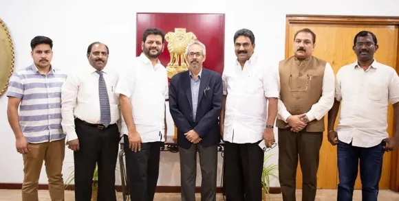 അബ്ബാസിയയിലെ മാലിന്യ പ്രശ്നങ്ങള്‍ അധികാരികളുടെ ശ്രദ്ധയില്‍പ്പെടുത്തണമെന്ന് ഇന്ത്യന്‍ അംബാസഡറോട് വി കെ ശ്രീകണ്ഠന്‍ എം പി