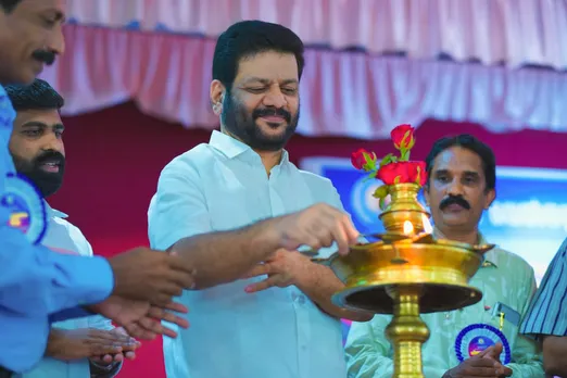 പരിമിതികളിൽ ഒതുങ്ങിക്കൊണ്ട് വിദ്യാഭ്യാസ വിജയത്തിൽ പത്താം സ്ഥാനത്തെത്തിയ പാലക്കാട് ജില്ലയെ അഭിനന്ദിച്ചേ മതിയാകൂ - വികെ ശ്രീകണ്ഠന്‍ എംപി