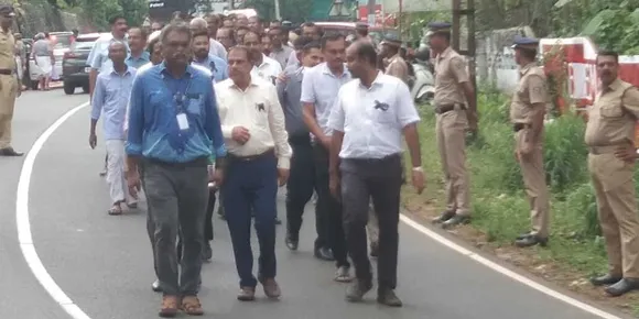 ഐഎംഎ, കെജിഎംഒ സംഘടനകളുടെ നേത്യത്വത്തിൽ ആരോഗ്യ പ്രവർത്തകർ ആദരാഞ്ജലികൾ അർപ്പിക്കാൻ മൗനജാഥയായി ഡോ. വന്ദനയുടെ വീട്ടിലെത്തി