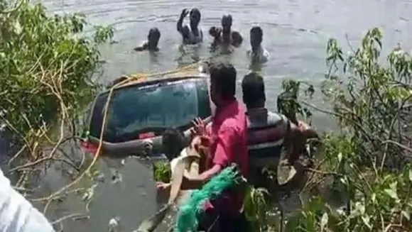 ഹൈദരാബാദില്‍ കാര്‍ നദിയിലേക്ക്​ മറിഞ്ഞ്​ ഒരു കുടുംബത്തിലെ മൂന്നുപേര്‍ മരിച്ചു