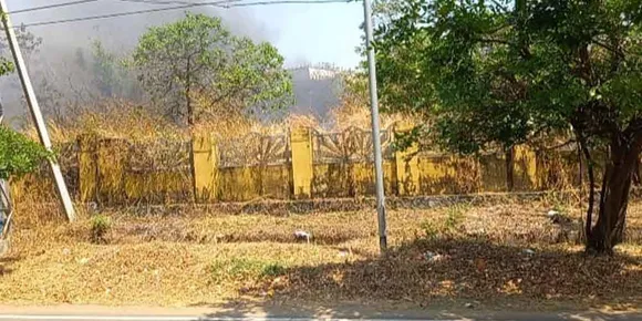 പാലക്കാട് മാട്ടുമന്ത സ്മശാനത്തിലെ ഉണക്ക പുല്ലിന് തീപിടിച്ചത് പരിഭ്രാന്തി പരത്തി. ഫയര്‍ഫോഴ്സ് എത്തി തീയണച്ചു