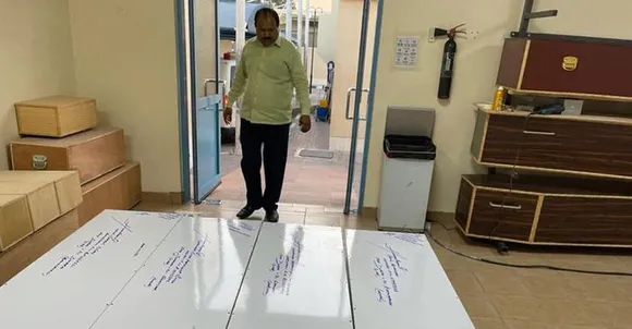 ഇന്ന് മകന്‍റെ മൃതദേഹം നാട്ടിലേക്ക് അയക്കുകയാണ് എന്ന് ആ പിതാവിനോട് പറഞ്ഞപ്പോള്‍, അമൃതസറിലേക്ക് അയച്ചോളു, അവിടെ ആരെങ്കിലും പറഞ്ഞയക്കാം എന്നായിരുന്നു മറുപടി;  താങ്കള്‍ എയര്‍പോര്‍ട്ടിലേക്ക് വരുന്നില്ലേ എന്ന എന്റെ ചോദ്യത്തിന് അദ്ദേഹത്തിന്റെ മറുപടി ഒരു ചിരി മാത്രം;  ദുബായില്‍ മരിച്ച മകന്റെ മൃതദേഹം ഏറ്റുവാങ്ങാന്‍ കഴിയാതെ സമരഭൂമിയില്‍ അകപ്പെട്ട കര്‍ഷകനായ പിതാവിനെ കുറിച്ച് അഷ്‌റഫ് താമരശ്ശേരിയുടെ കുറിപ്പ്‌