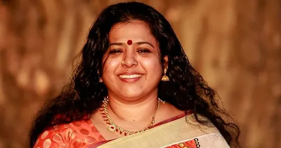 ' പൈസ എത്ര വേണമെങ്കിലും തരാം, ഒരുതവണ തനിയ്‌ക്കൊപ്പം വരൂ' എന്നു പ്രണയ രാജകുമാരിയായ എഴുത്തുകാരിയോട് കെഞ്ചിയ പത്രമുതലാളി ആര് ? കാറിലൊപ്പം ചെന്ന പെണ്‍കുട്ടിയുടെ നെഞ്ചില്‍ പിടിച്ച എഴുത്തുകാരനാര് ? കല്യാണ വീട്ടില്‍ സ്വന്തം വിദ്യാര്‍ത്ഥിനിയുടെ ചന്തിയ്ക്കു പിടിച്ച എഴുത്തുകാരനാര് ! ബോട്ടിലേയ്ക്ക് വിളിച്ചു മഴയത്ത് കവയത്രിയെ ഉപദ്രവിച്ച കവി ആര് ? പുറത്തറിഞ്ഞതും അറിയാത്തതുമായ 13 മീറ്റു അനുഭവങ്ങള്‍ പങ്കുവച്ച് യുവ കവയത്രി ഇന്ദു മേനോന്‍ ! കോഴിത്തന്തമാരെ .. ദയവ് ചെയ്ത് സ്ത്രീകളെ വളര്‍ത്താന്‍ വരല്ലെയെന്നും ഇന്ദുമേനോന്‍