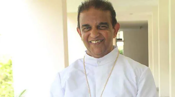 ഒടുവിൽ സിനഡ് നിർദേശിച്ച കുർബാനയിലേക്ക് എറണാകുളം- അങ്കമാലി അതിരൂപതയും ! മാർപാപ്പയുടെ കത്തിന് പിന്നാലെ പുതിയ ആരാധനാ ക്രമത്തിന് നൽകിയ ഒഴിവ് പിൻവലിച്ച് മെത്രാപ്പോലീത്തൻ വികാരിയുടെ സർക്കുലർ. ഡിസംബർ 25 മുതൽ അതിരൂപതയിൽ സിനഡ് കുർബാന മാത്രമെന്ന് മാർ ആൻ്റണി കരിയിൽ ! ഒഴിവ് പിൻവലിച്ചപ്പോഴും മാർപാപ്പയും സിനഡും നൽകിയ അന്തിമ തീയതി തള്ളി അതിരൂപത. അതിരൂപതയുടെ നടപടിയിൽ സിറോ മലബാർ സഭ സ്ഥിരം സിനഡിന് അതൃപ്തി