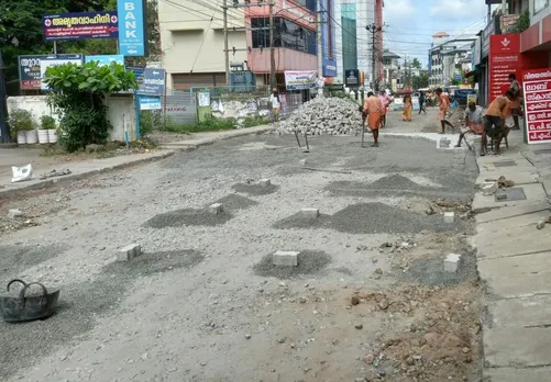 കുണ്ടും കുഴിയും നിറഞ്ഞു് നാശമായ പാലക്കാട് റോബിൻസൻ റോഡിൽ ഇന്‍റര്‍ലോക്കിങ്ങ് ജോലികള്‍ ആരംഭിച്ചു