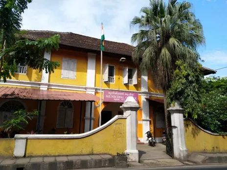 മാഹി നഗരസഭയിലേക്ക് 52 വര്‍ഷത്തിനിടയില്‍ നടന്നത് 3 തെരഞ്ഞെടുപ്പുകള്‍ മാത്രം. 9 വര്‍ഷത്തെ ഇടവേളയ്ക്കു ശേഷം നാലാമത് തെരഞ്ഞെടുപ്പിനുള്ള ഒരുക്കങ്ങള്‍ തുടങ്ങി. പക്ഷേ അതും നടക്കുമോ എന്ന ആശങ്ക ബാക്കി. മാഹിയിലെ നഗരസഭാ തെരഞ്ഞെടുപ്പ് ചിത്രം ഇങ്ങനെ…