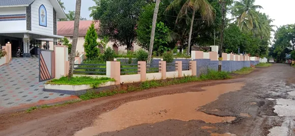 പൂഴിക്കോൽ സെന്റ് ലൂക്ക്സ് ക്നാനായ പള്ളിയുടെ മുന്നില്‍ പിഡബ്ല്യുഡി റോഡ് പൊട്ടിപ്പൊളിഞ്ഞ് താറുമാറായി കിടക്കാന്‍ തുടങ്ങിയിട്ട് നാളുകളായി. യുദ്ധകാലാടിസ്ഥാനത്തില്‍ റോഡ് നന്നാക്കണമെന്ന് കേരളാ പരിസ്ഥിതി കടുത്തുരുത്തി നിയോജക മണ്ഡലം യോഗം ആവശ്യപ്പെട്ടു
